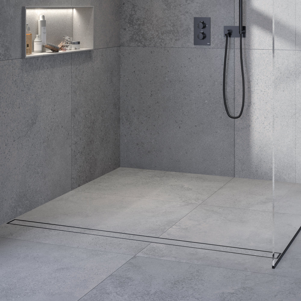 QM Drain ambientación showcasing the Prefab Shower Pan Kit with Mist (Tile-In) Linear Drain, seamlessly integrated into a modern bathroom. The image highlights the sleek, minimalist design of the drain, offering efficient water drainage and a seamless tile-in feature for a sophisticated shower setup.