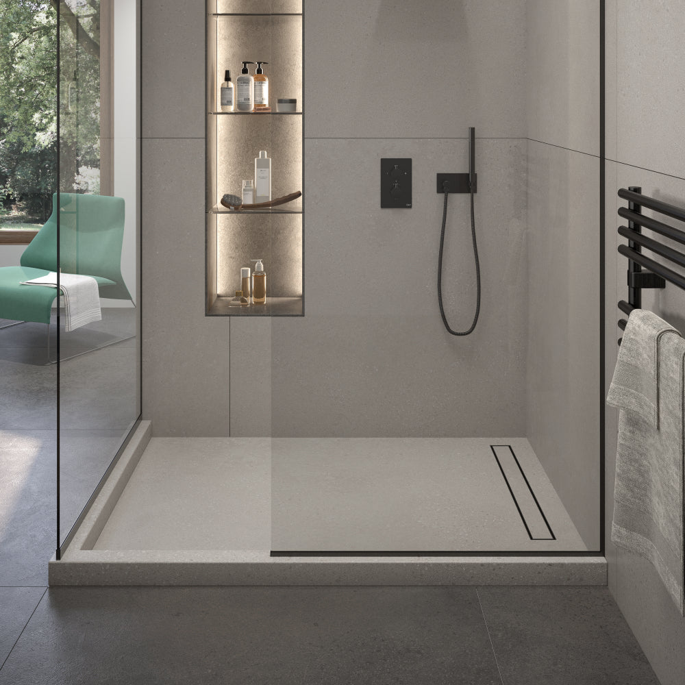QM Drain ambientación featuring the Mist (Tile-In) Black Shower with Curb, showcasing a sleek, modern shower design. The image highlights the seamless integration of the black linear drain, providing efficient water drainage while maintaining a minimalist and stylish aesthetic for high-end bathroom installations.